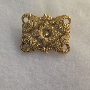 Elegant Gold Floral Brooch